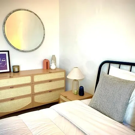 Renovated - 3 Bedrooms - Ac - Sea View - Sleeps 6 아파트 *