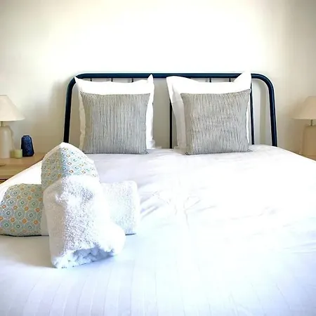 Renovated - 3 Bedrooms - Ac - Sea View - Sleeps 6 *