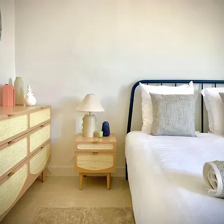 Renovated - 3 Bedrooms - Ac - Sea View - Sleeps 6 아파트 *