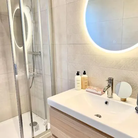 아파트 Renovated - 3 Bedrooms - Ac - Sea View - Sleeps 6